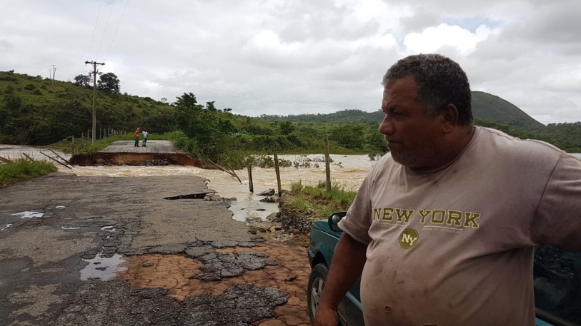 Estrada que liga Iterer a Rio Preto cede com a fora da gua