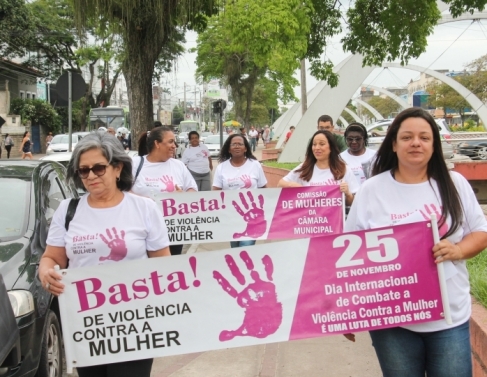 Mulheres marcham pelo fim da violncia