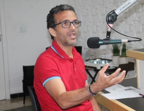 José Maria no estúdio da Folha FM 98,3