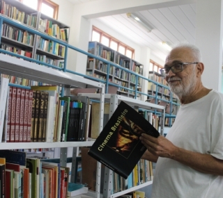 Luciano Vieira Machado é frequentador assíduo da biblioteca