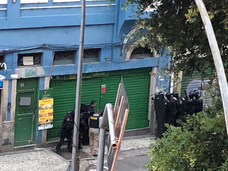 Sequestro começou por volta das 15h em bar da Lapa, no Rio de Janeiro