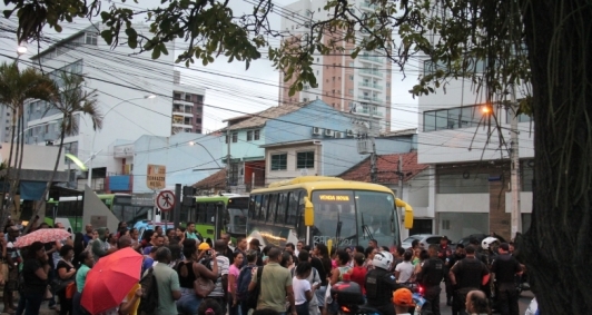 Manifestao de passageiros na rodoviria de Campos