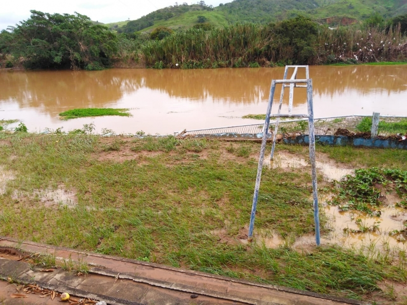 Temporal deixa casas e comrcios inundados e desaloja trs famlias em So Fidlis