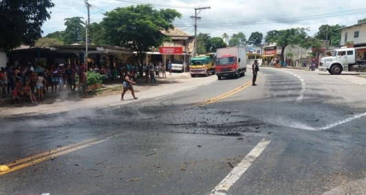 Moradores fazem protesto em Ibitioca por falta de ônibus