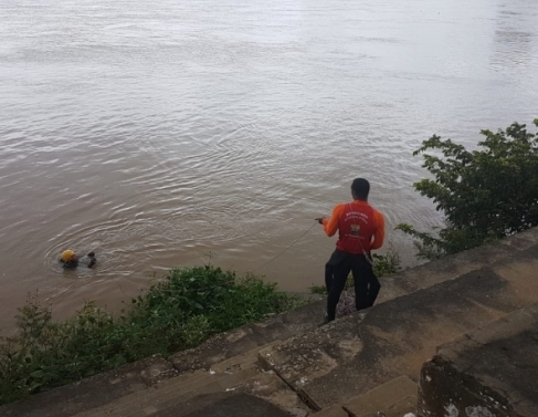 Bombeiros buscam banhista que desapareceu no rio Paraíba, no cais da Lapa
