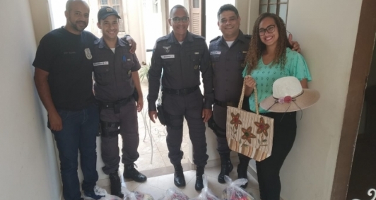 Policiais entregam presentes aos filhos de PMs falecidos