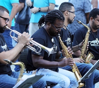 Orquestra Popular de Maca&eacute; se apresenta no cal&ccedil;ad&atilde;o da Rui Barbosa