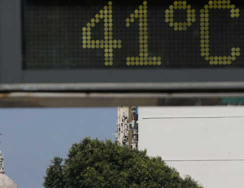 Termômetro registra onda de calor na Avenida Presidente Vargas, em frente à igreja da Candelária