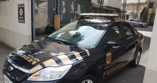 Ex-vereadora foi conduzida por carro da PF