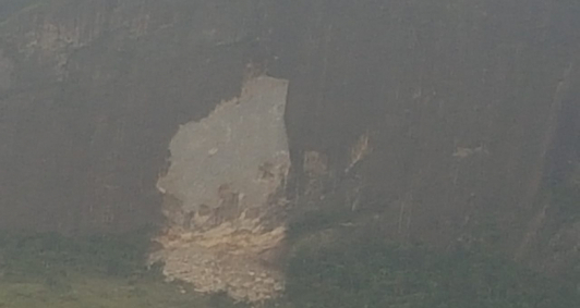 Rochas caeam da Serra do Sapateiro em São Fidélis