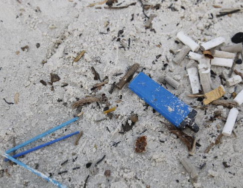 Microlixo vindo do mar coletado na areia da praia de Botafogo
