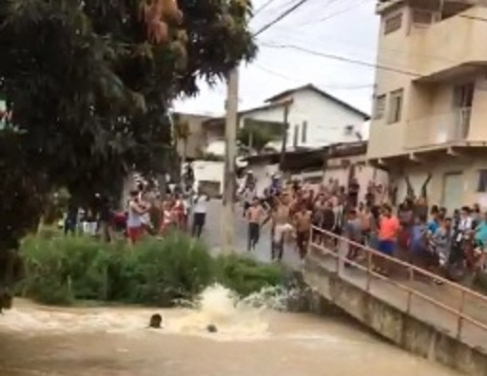 Bombeiros procuram adolescente que pulou em rio, em Itaperuna