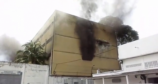 Bombeiros combatem incêndio em presídio na zona norte do Rio