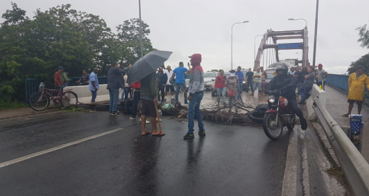 Ponte foi bloqueada por manifestantes (Fotos: Maria Laura Gomes)