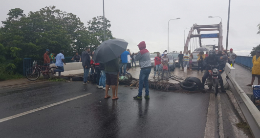Ponte foi bloqueada por manifestantes (Fotos: Maria Laura Gomes)