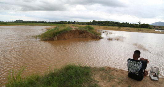Dique da Boianga rompeu e água do Muriaé chegou a BR 356 na localidade de Três Vendas, em Campos