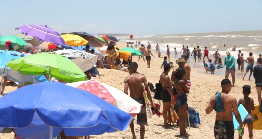 Praias ficaram movimentadas por moradores e turistas, atraídos por shows e outros eventos no município