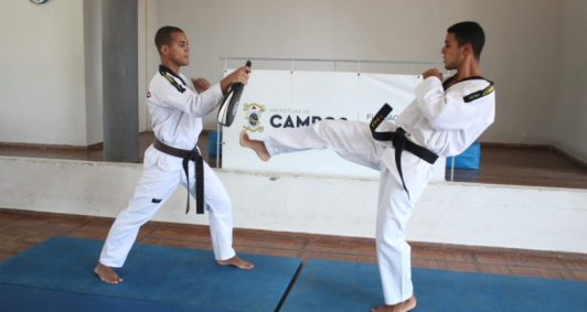Projeto começou nesta segunda-feira (23) com orientações sobre taekwondo