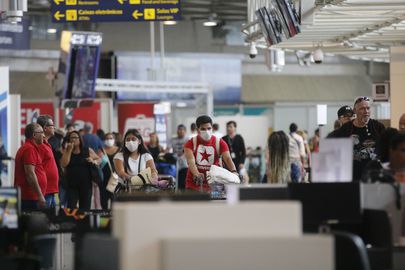  Passageiros e funcionários circulam vestindo máscaras no Aeroporto do Galeão 
