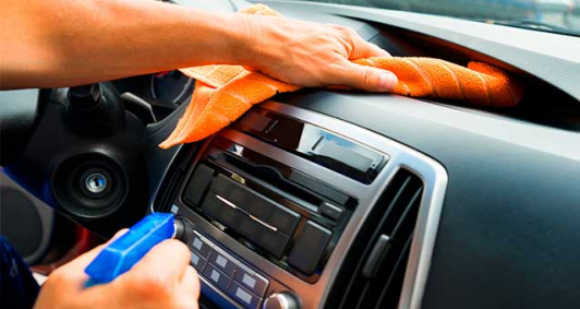 Durante a pandemia do coronav�rus, recomenda��o � de ficar em casa; mas, para quem for obrigado a sair, usar o autom�vel higienizado ajuda a evitar cont�gio