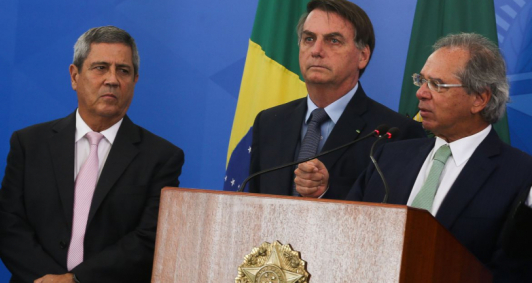 O ministro da da Casa Civil, Braga Netto, o presidente da República, Jair Bolsonaro, e o ministro da Economia, Paulo Guedes