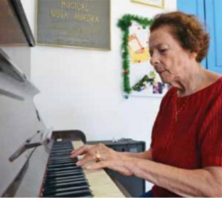 Formada pela Escola de Música Villa-Lobos, no Rio de Janeiro, Dona Ignez dedicou sua vida a lecionar piano