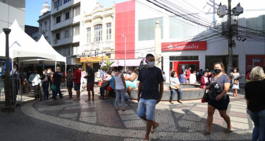 Movimento na �rea central (Fotos: Rodrigo Silveira)