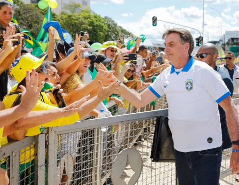 Presidente Bolsonaro apoiando as manifestaes em Braslia