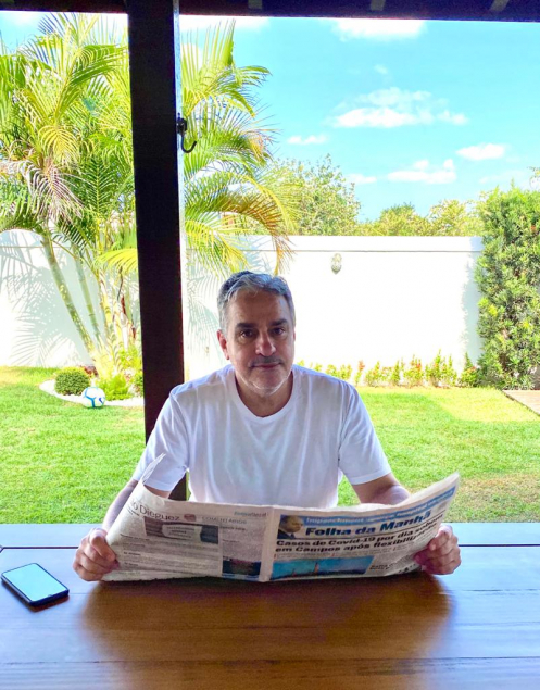 Andr Ceciliano, em Campos, lendo a edio da Folha da Manh desta semana 