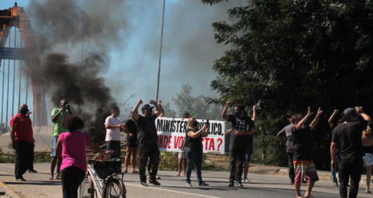 Protesto bloqueia BR 101 (Fotos: Genilson Pessanha)