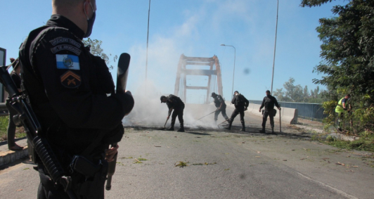Protesto bloqueia BR 101 (Fotos: Genilson Pessanha)