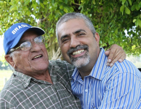 Deputado estadual publicou mensagem e foto ao lado do pai no Facebook