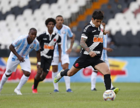 Cano marcou os tr&ecirc;s gols do Vasco