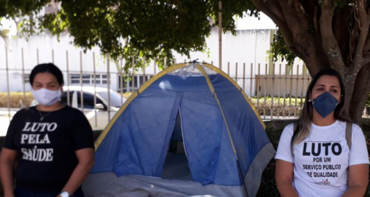 Representantes do Siprosep acampados na entrada da Prefeitura