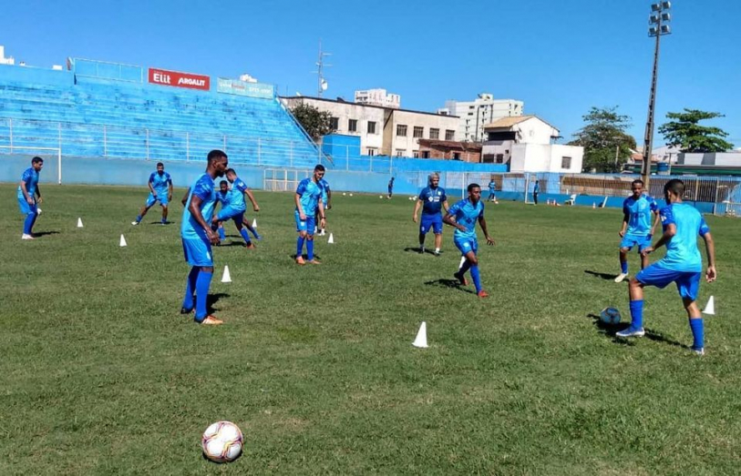 Lucho Nizzo comandou atividade na manh desta quinta