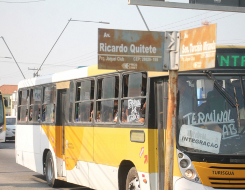 Ônibus voltam a circular lotados