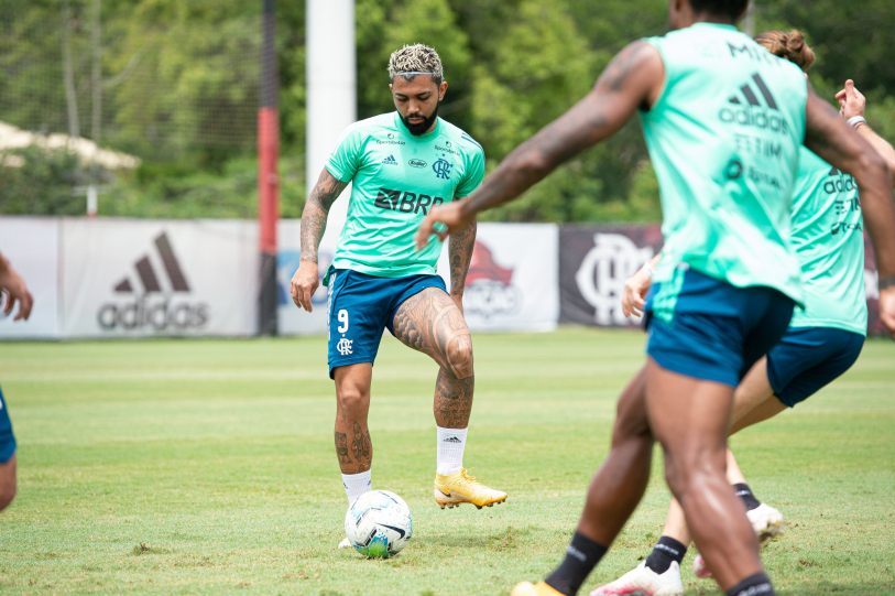 Gabigol est em processo de transio no tratamento da leso e treinou com o time