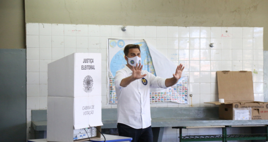 Wladimir e Rosinha votam no Ciep da Lapa (Fotos: Rodrigo Silveira)