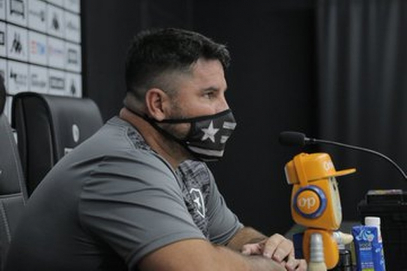 Mesmo assintomtico, tcnico Eduardo Barroca ainda no volta  beira do gramado