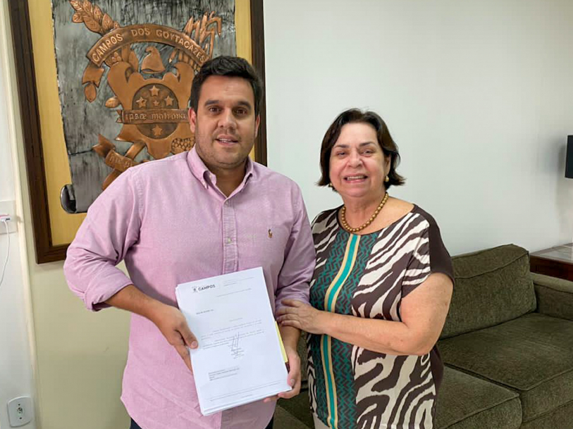 Prefeito Rafael Diniz e presidente da Fundação Cultural, Cristina Lima, exibem o documento
