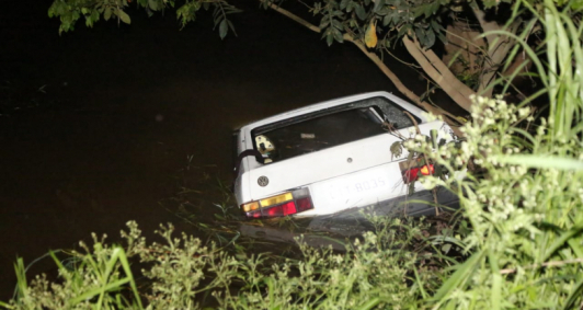 Carro cai na Ponte do Saraiva na estrada de Lagoa de Cima