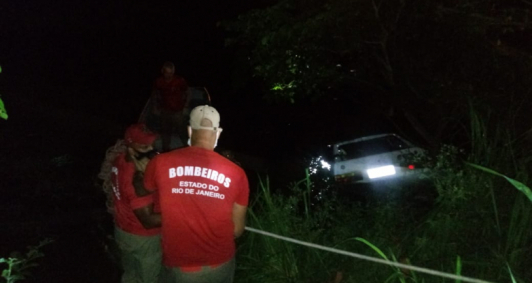 Carro cai na Ponte do Saraiva na estrada de Lagoa de Cima