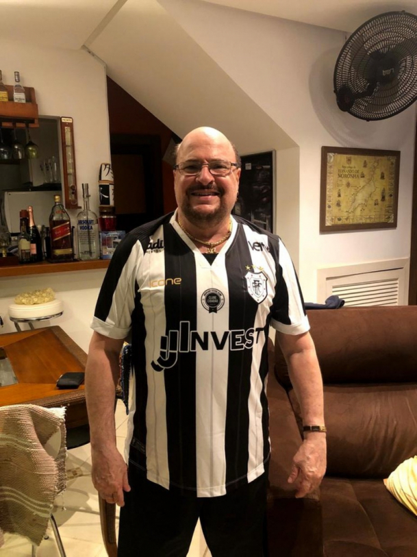 Paulinho ganhou camisa de presente do atual presidente alvinegro