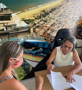 Carla Machado assina momorando com Butantan