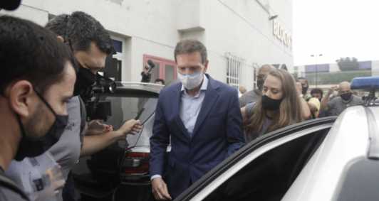 Crivella deixa a Cidade da Polícia