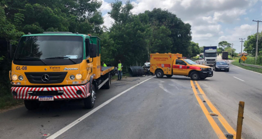 Acidente na BR 101 (Foto: caro Barbosa)