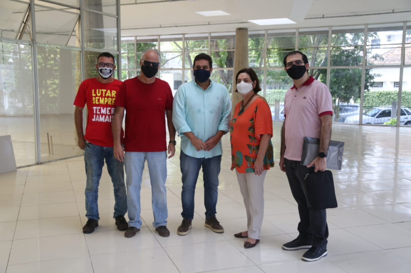 Rafael Diniz e Cristina Lima com representantes do Comcultura