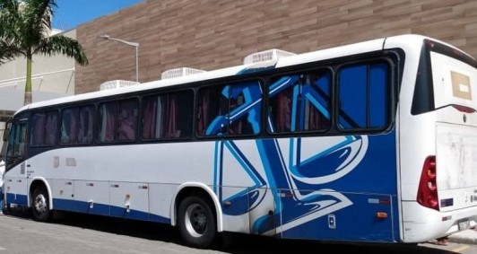 Ônibus está estacionado no Guarus Plaza Shopping