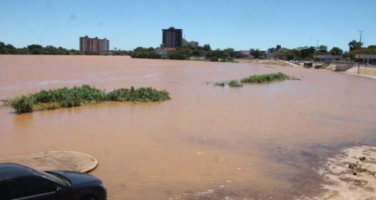 Rio Paraba em Campos comea a baixar (Fotos: Genilson Pessanha)