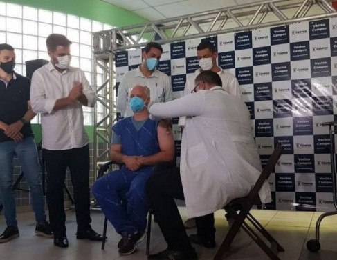 Primeira vacina aplicada em Campos